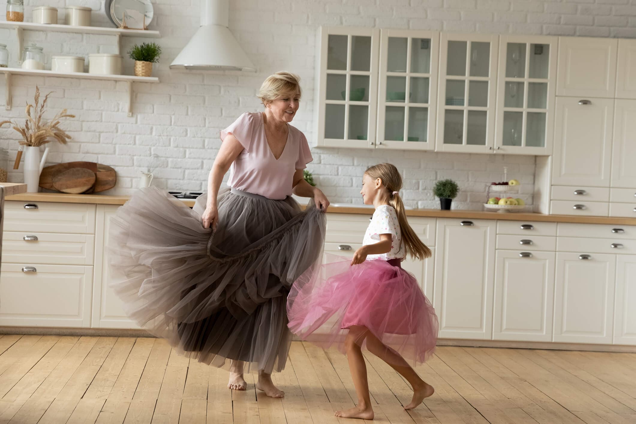 Una Abuela muy feliz bailando con su nieta disfrutando la vida