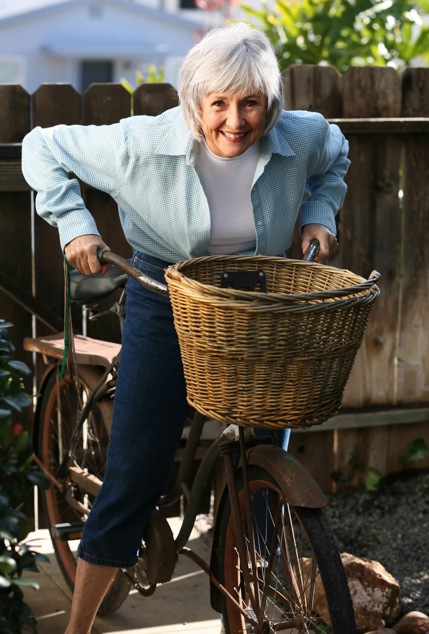Adulta mayor en bicicleta asombrada de los numeros de Kinexperience