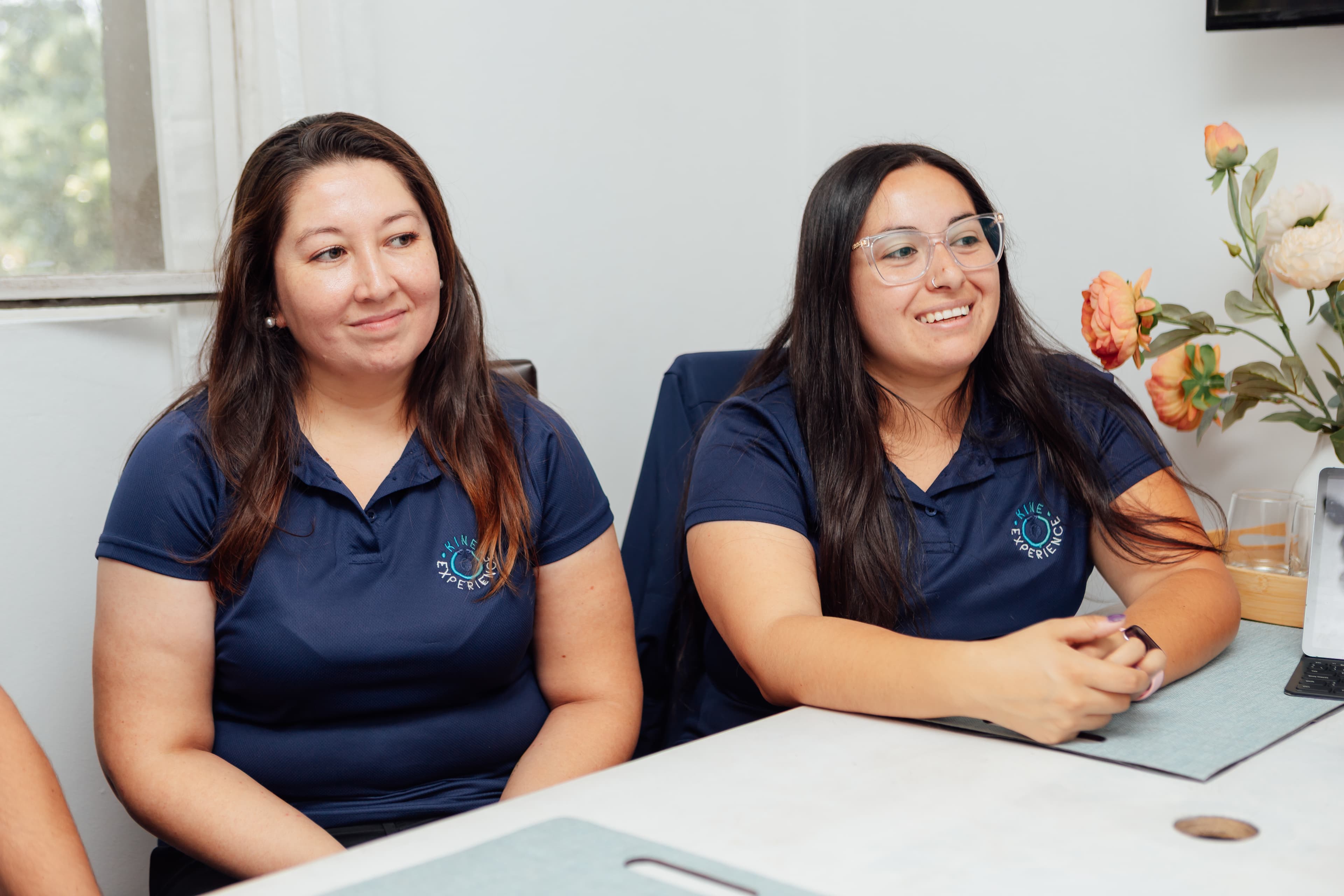 Una Abuela muy feliz bailando con su nieta disfrutando la vida