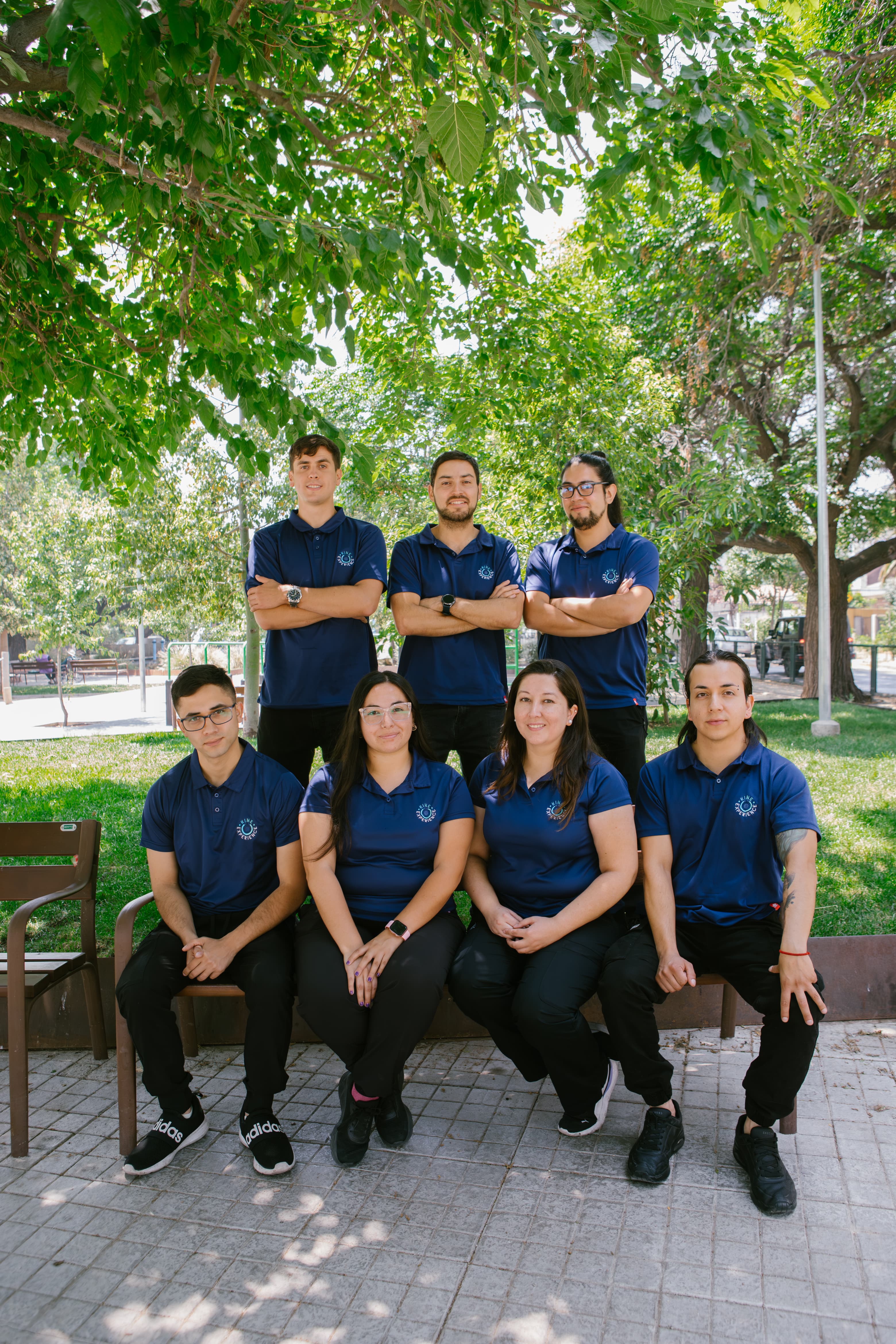 Una Abuela muy feliz bailando con su nieta disfrutando la vida