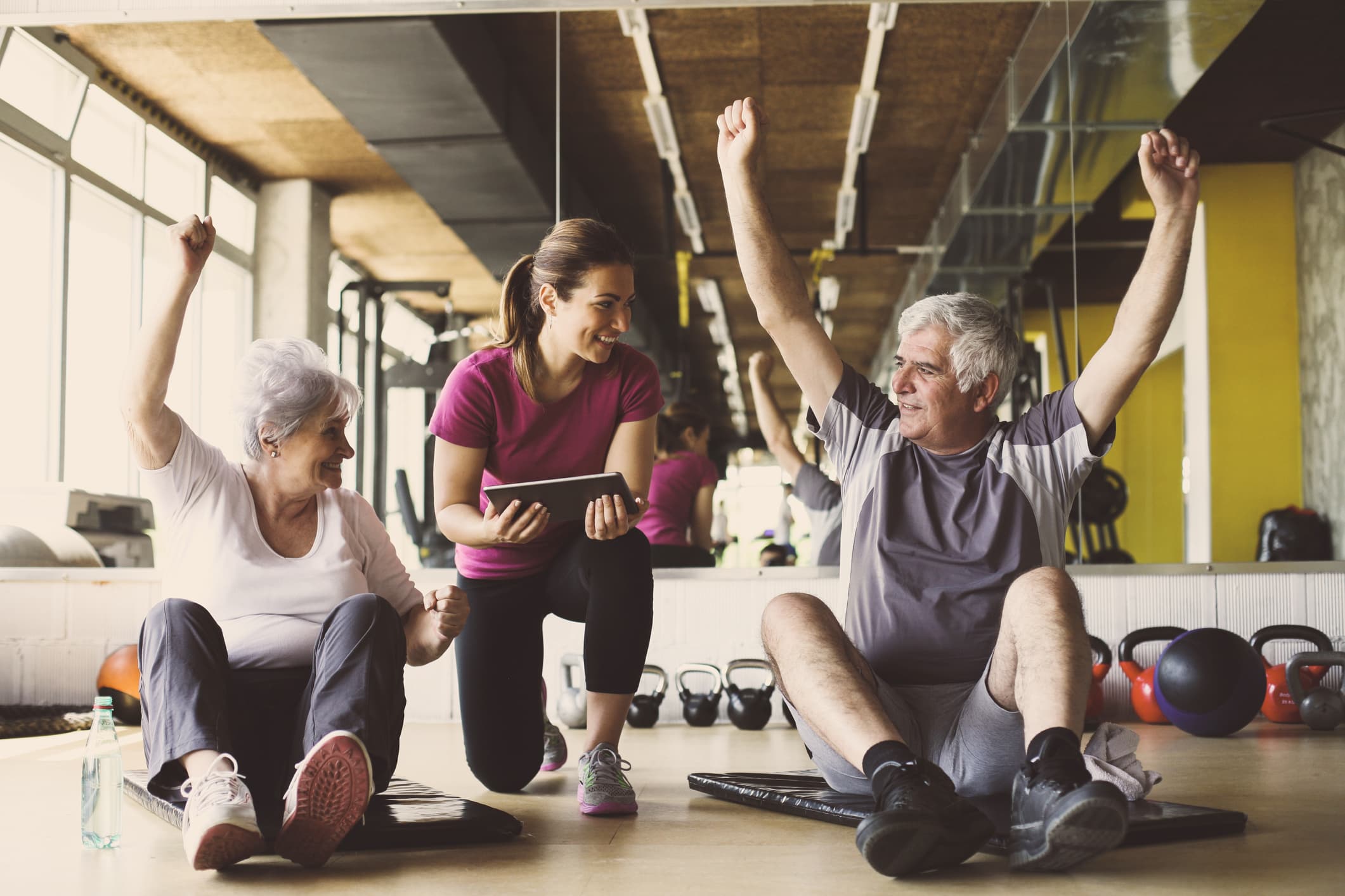 adulto-mayor-en-sesion-de-kinesiologia